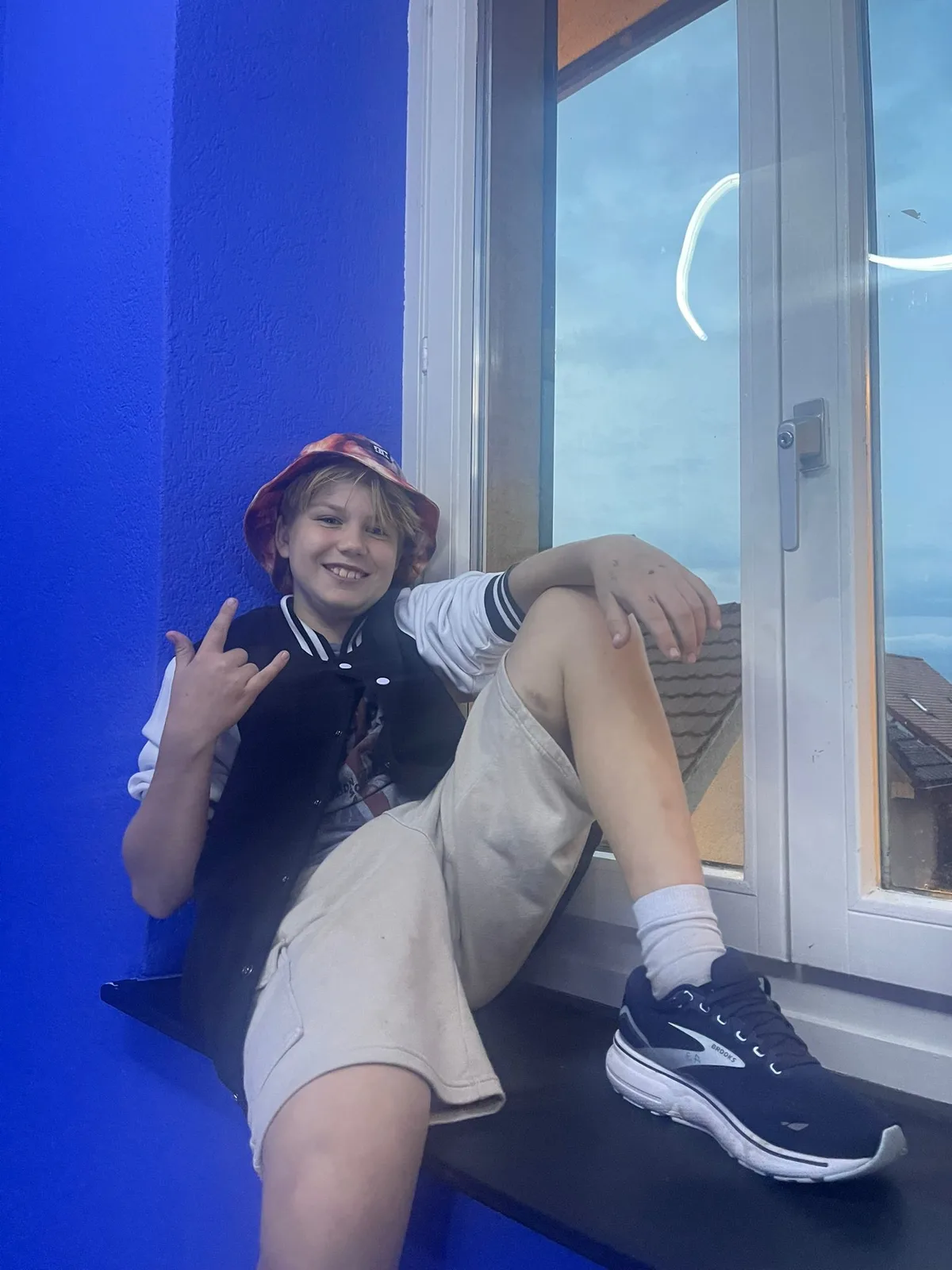 Ein Junge mit Hut lächelt in die Kamera.