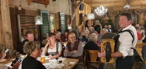 Beim Dinner und Jutz wird auch gleich die Fasnacht mit Guggenmusik gefeiert. Beim Dinner und Jutz wird auch gleich die Fasnacht mit Guggenmusik gefeiert.