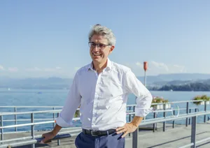 21797695-3 «Wer Arbeitsplätze und bezahlbaren Wohnraum sucht, der ist in Hinwil sicher an einem guten Ort»: Donato Scognamiglio stellt fest, dass die Eigenheimpreise im Bezirk Hinwil kräftig angezogen haben.