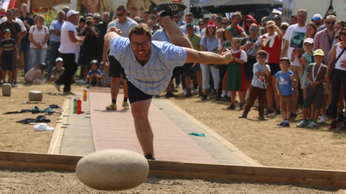Daniel Kranzelbinder hier bei der Qualifikation zum ESAF Pratteln 2022. Mann wirft Stein