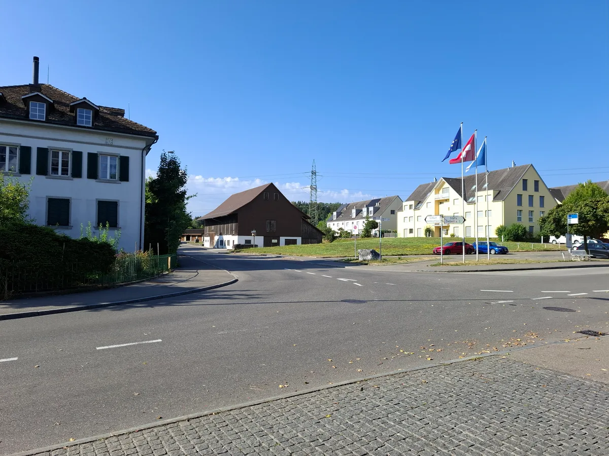 13590038-4 Der Autofahrer wollte von der Hombrechtikerstrasse (links vom dunkelbraunen Gebäude in der Bildmitte) in die Binzikerstasse (vorne) einmünden, wobei sein Auto ins Schleudern geriet.
