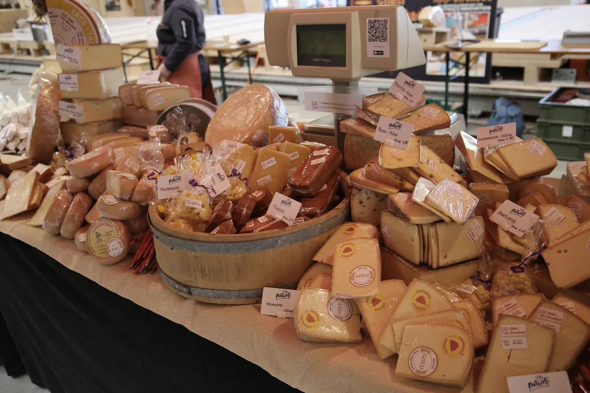 Man sieht den Käsemarkt in Saland.