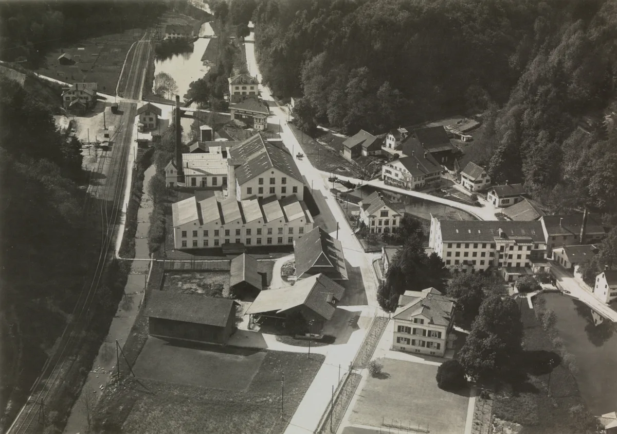28894775-3 Aatal als Industrielandschaft, Luftbild von Walter Mittelholzer um 1925, mit dem alten Bahnhof Aathal, der ehemaligen Mühle, den Weihern sowie dem Dorfkern von Aathal mit den Industriebauten der Spinnerei