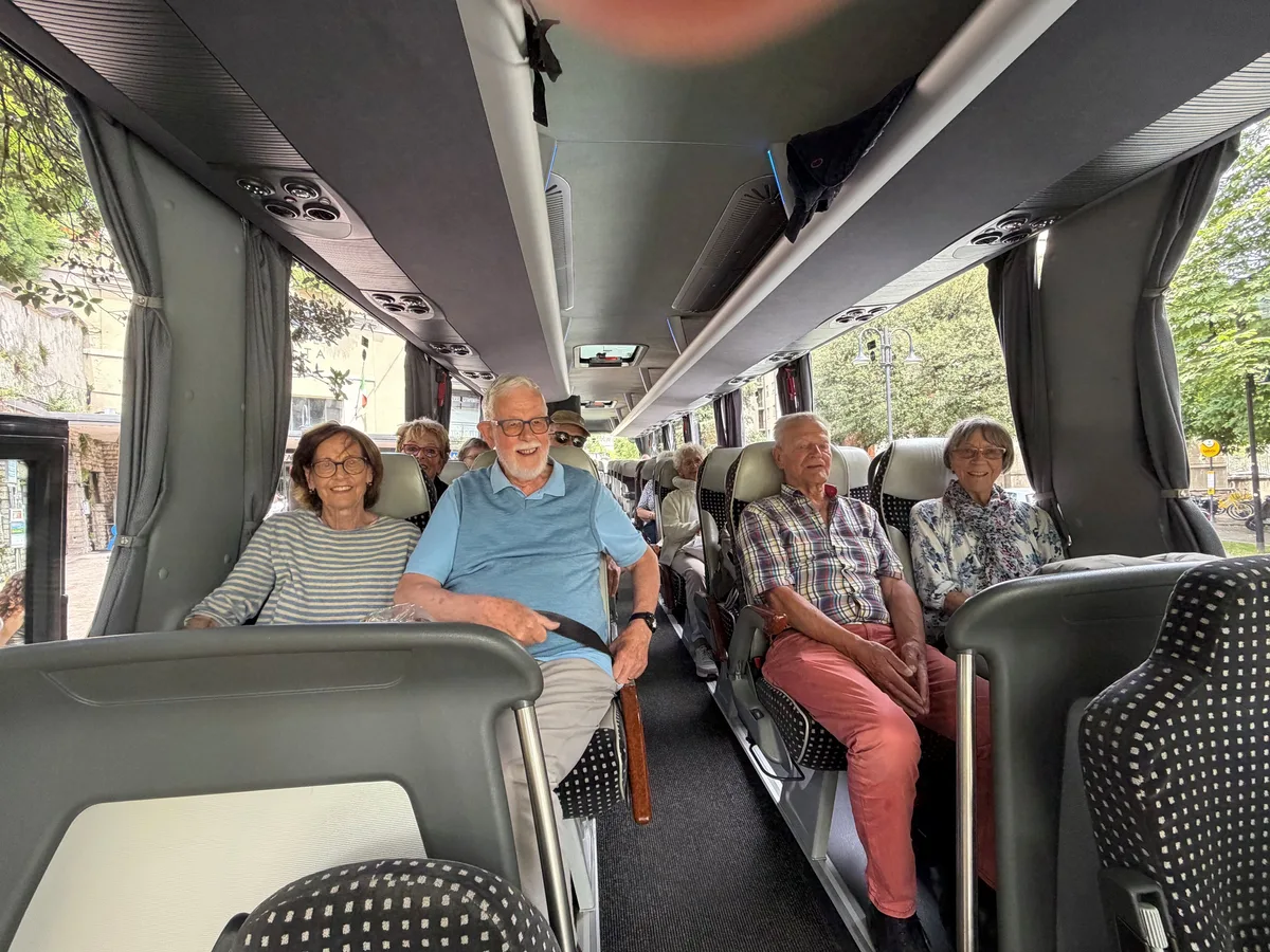 Die gut gelaunte Reisegruppe im Car auf dem Weg nach Venedig. Erster Tag mit Fahrt nach Venedig und Mittagspause in Bergamo Citta Alta, der Altstadt von Bergamo. Fahrt mit Wassertaxi zum Markusplatz, erstes gemeinsames Abendessen.