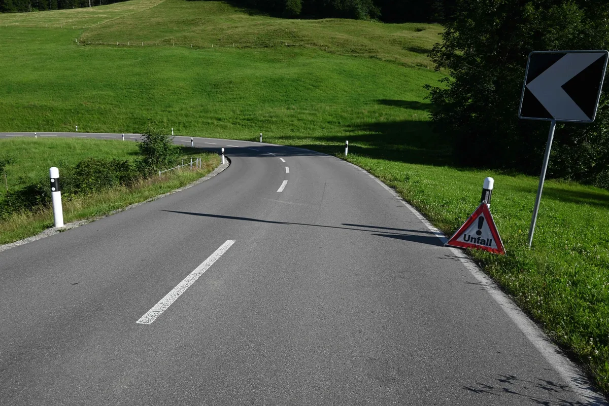 In einer Linkskurve kam der Mann nach rechts von der Fahrbahn ab und prallte in ein Verkehrsschild.