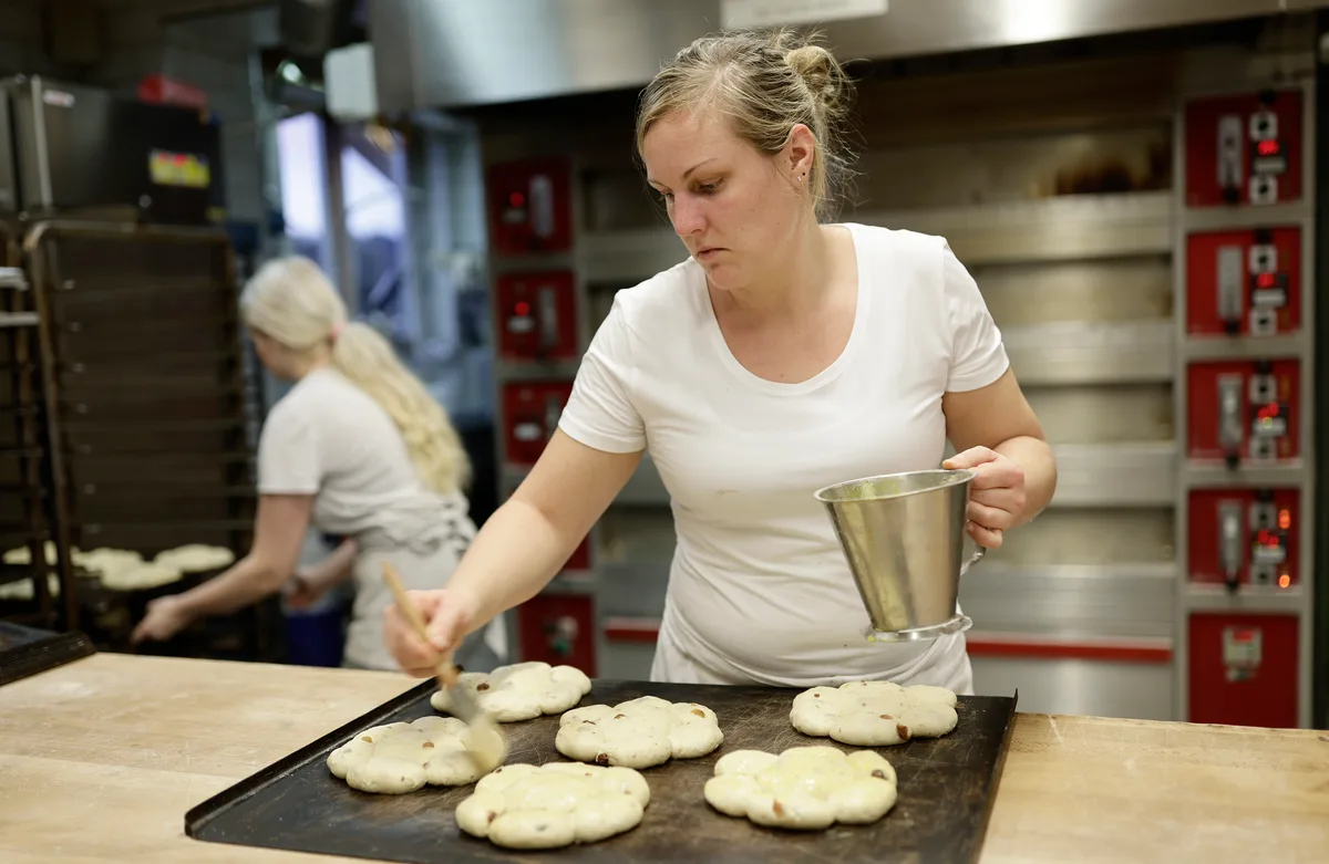 Die Geschäftsführerin bestreicht die Backwaren … Geschäftsführerin Lotti Honegger beim Backen.