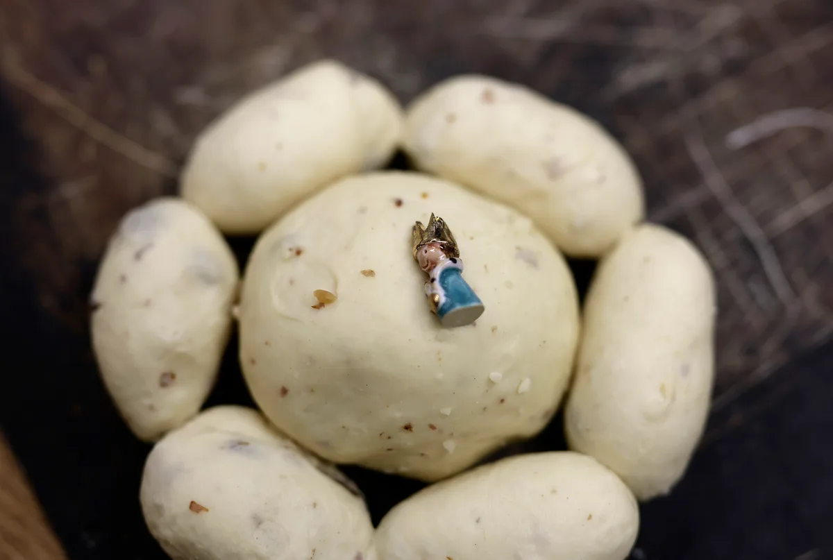 In welchem Brötchen versteckt sich der König? In der Oetwiler Vollkornbäckerei Scharrenberg werden Dreikönigskuchen gebacken, mit einem handgefertigten König aus Ton.