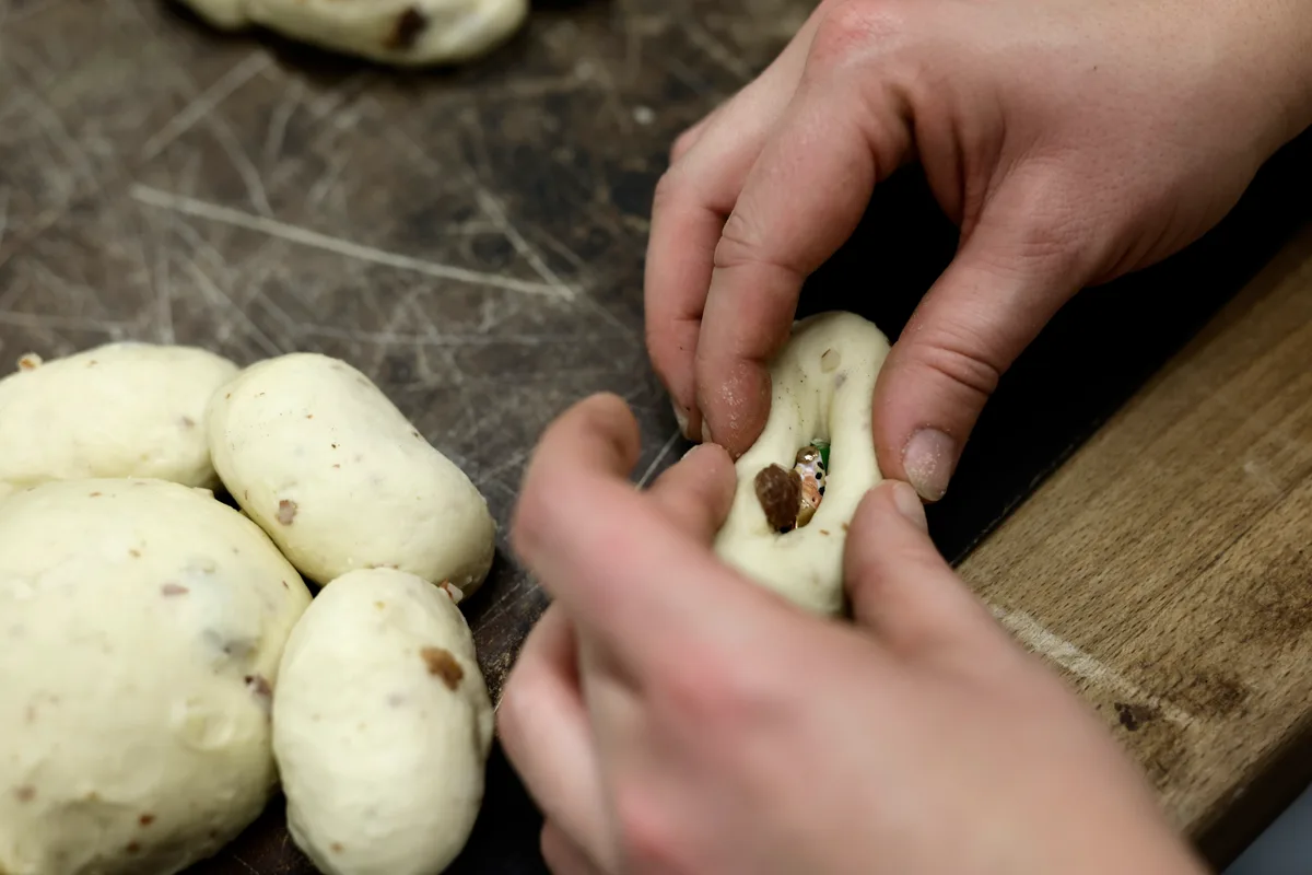 Im besten Fall kann das die Bäckerin nach dem Backen selbst nicht mehr erkennen. In der Oetwiler Vollkornbäckerei Scharrenberg werden Dreikönigskuchen gebacken, mit einem handgefertigten König aus Ton.