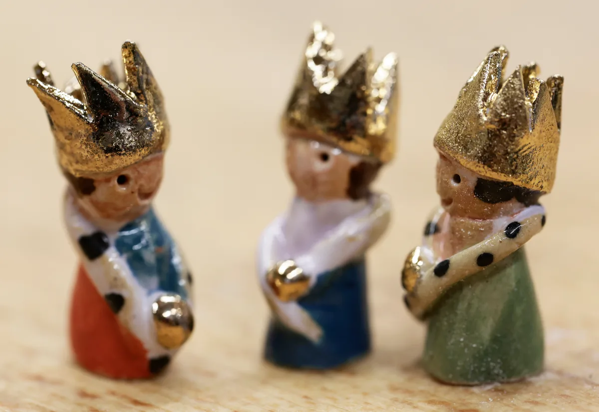 Die vielen Details machen diese Könige einzigartig. In der Oetwiler Vollkornbäckerei Scharrenberg werden Dreikönigskuchen gebacken, mit einem handgefertigten König aus Ton.