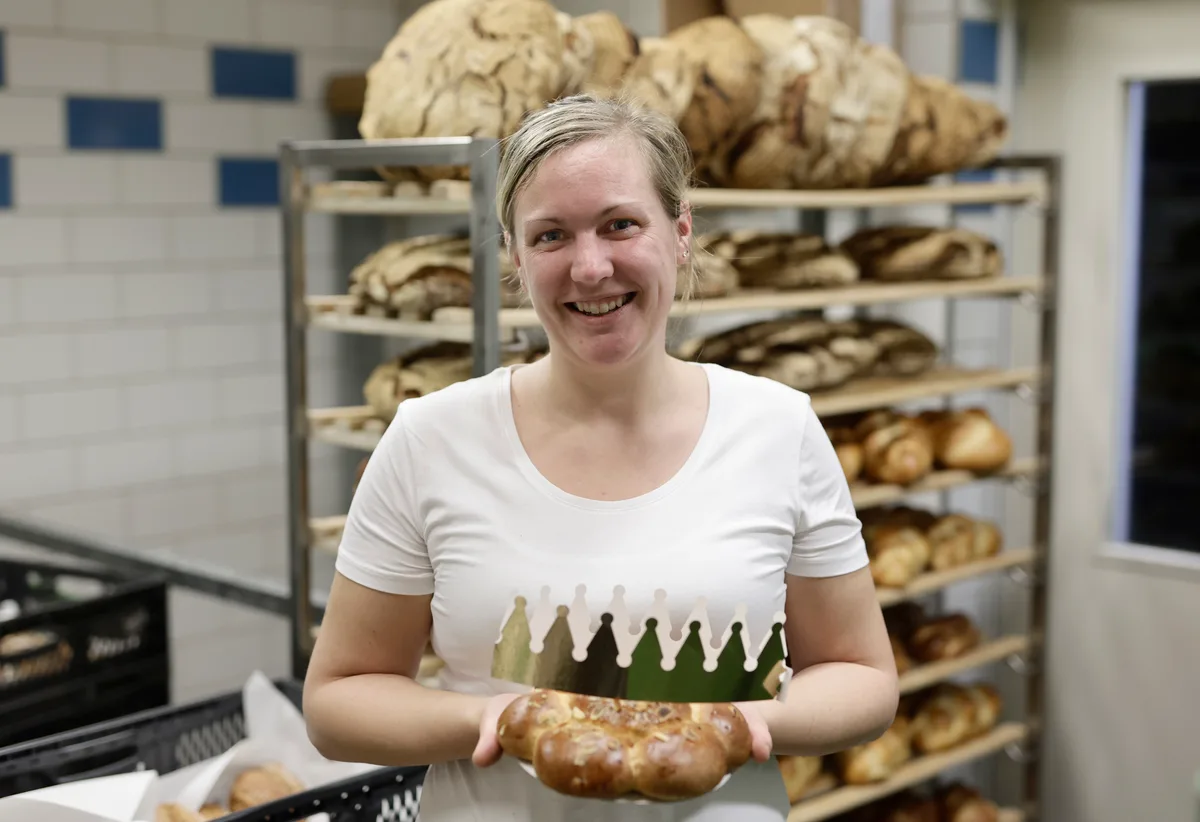Der Dreikönigskuchen mit handgefertigtem König hat seinen Preis. Geschäftsführerin Lotti Honegger posiert mit einem gebackenen Dreikönigskuchen.