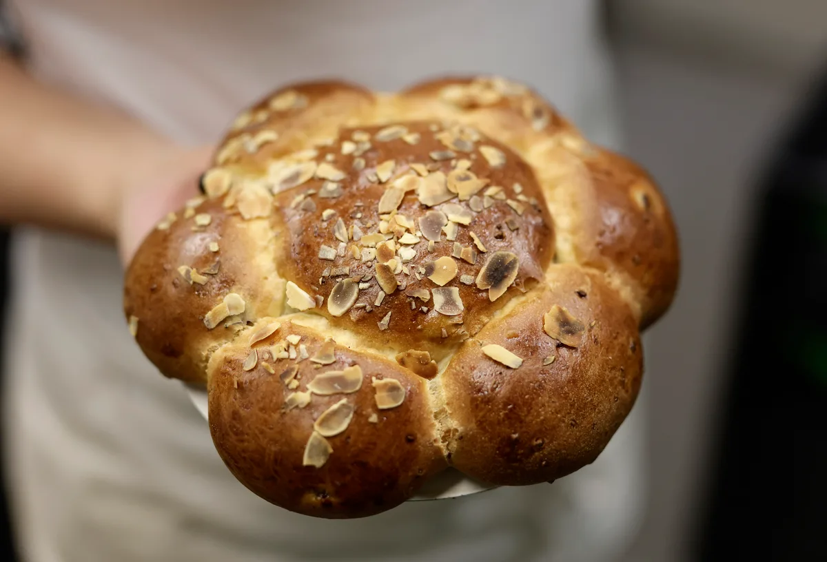 16 Franken kostet das Stück. In der Oetwiler Vollkornbäckerei Scharrenberg werden Dreikönigskuchen gebacken, mit einem handgefertigten König aus Ton.