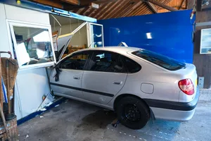 Auto fährt in Sammelstelle Auto fährt in Sammelstelle