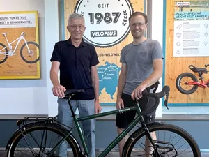 30627645-11 Symbolische Übergabe: Veloplus-Gründer Martin Wunderli (links) und Geschäftsführer Dominique Metz im Veloplus-Laden Wetzikon.