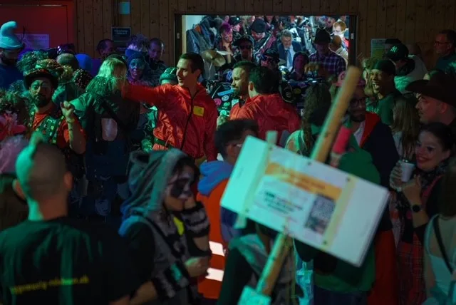 Die Turnhalle Robenhausen ist zum Bersten voll. Verkleidete Menschen an einem Fasnachtsanlass in einer Turnhalle