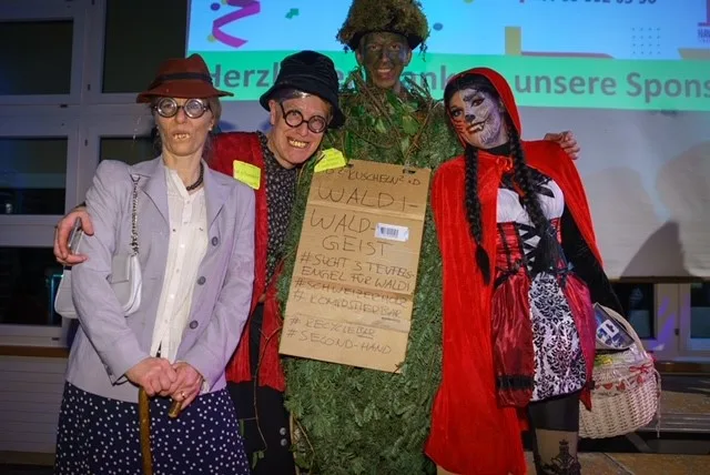 Trotz Nadelkostüm herrscht bei der Maskenprämierung Kuschelalarm. Verkleidete Menschen an einem Fasnachtsanlass in einer Turnhalle