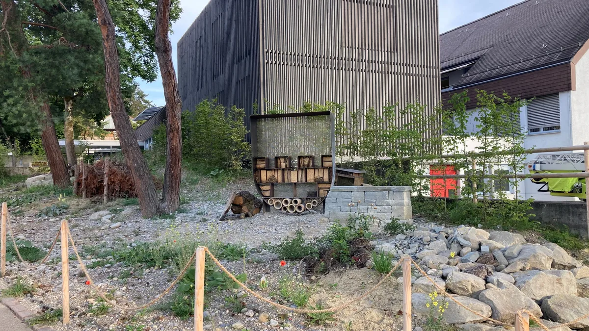 Ein Bienenhotel in einer insektenfreundlichen Umgebung vor dem Gemeindehaus.