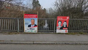 29489641-1 Diese Wahlplakate hingen einmal dort - jetzt aber nicht mehr.