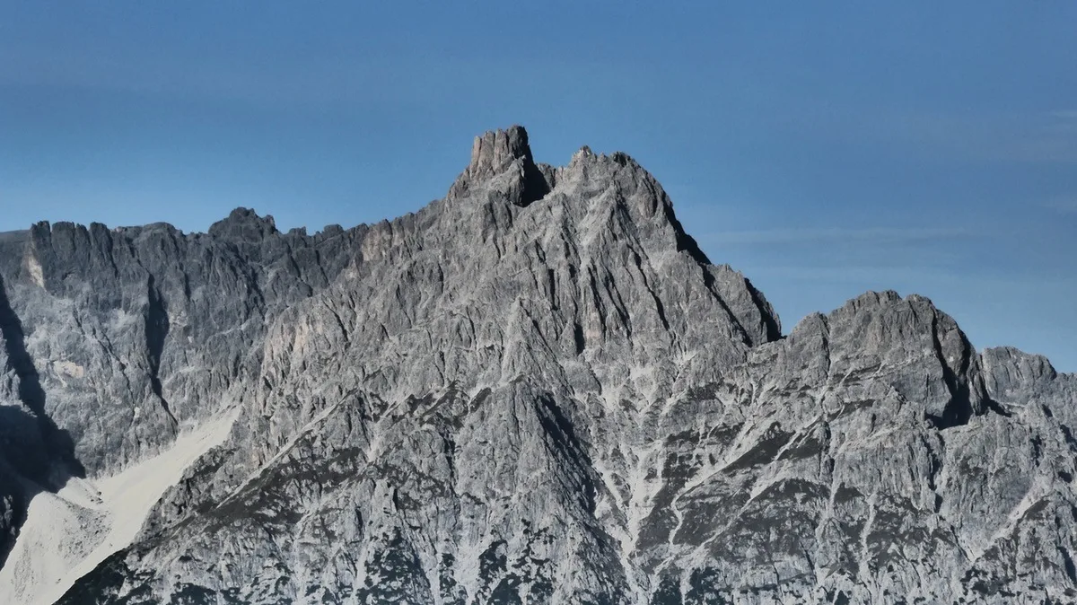 Und für den Hintergrund hat er das Foto des 2922 Meter hohen Bergmassivs Haunold (italienisch: Rocca dei Baranci) in den Ostdolomiten als Vorlage verwendet.
