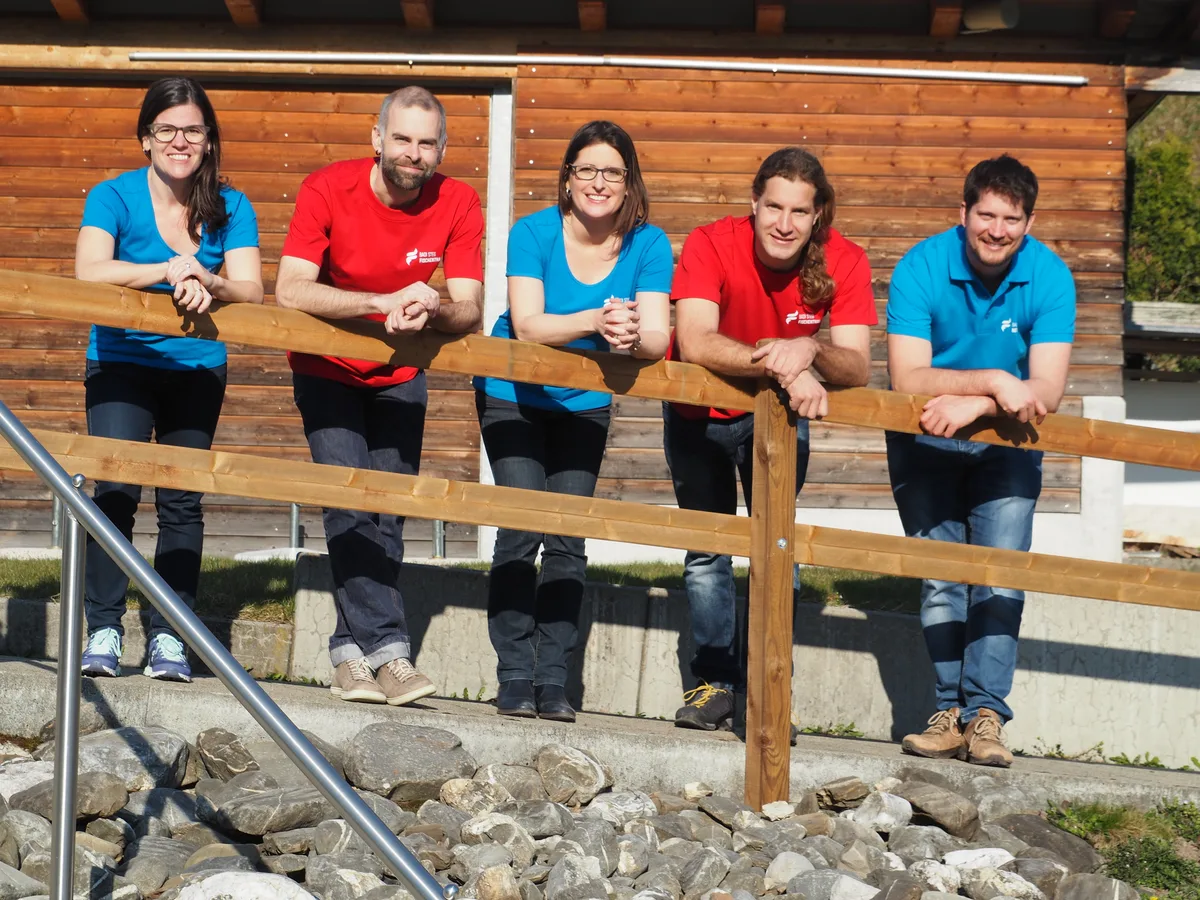 Man sieht das fünfköpfige Team der Badi Steg.