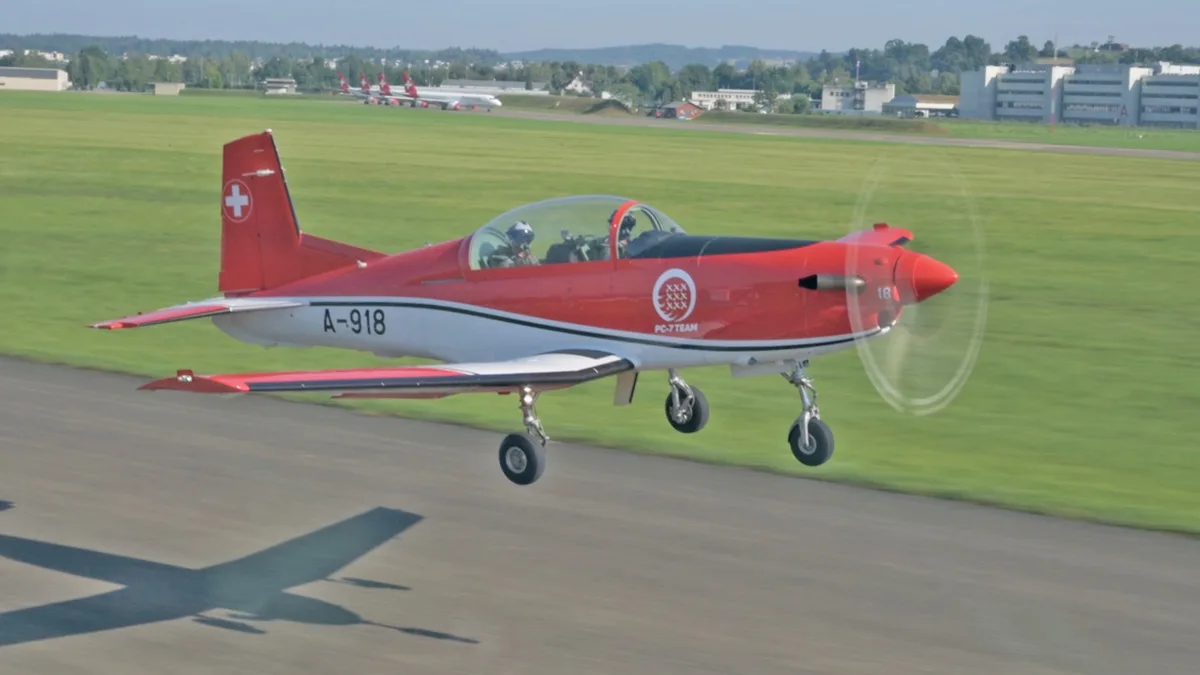 Die PC-7 mit lar und Käppeli beim Start in Dübendorf. Die PC-7 mit lar und Käppeli beim Start in Dübendorf.