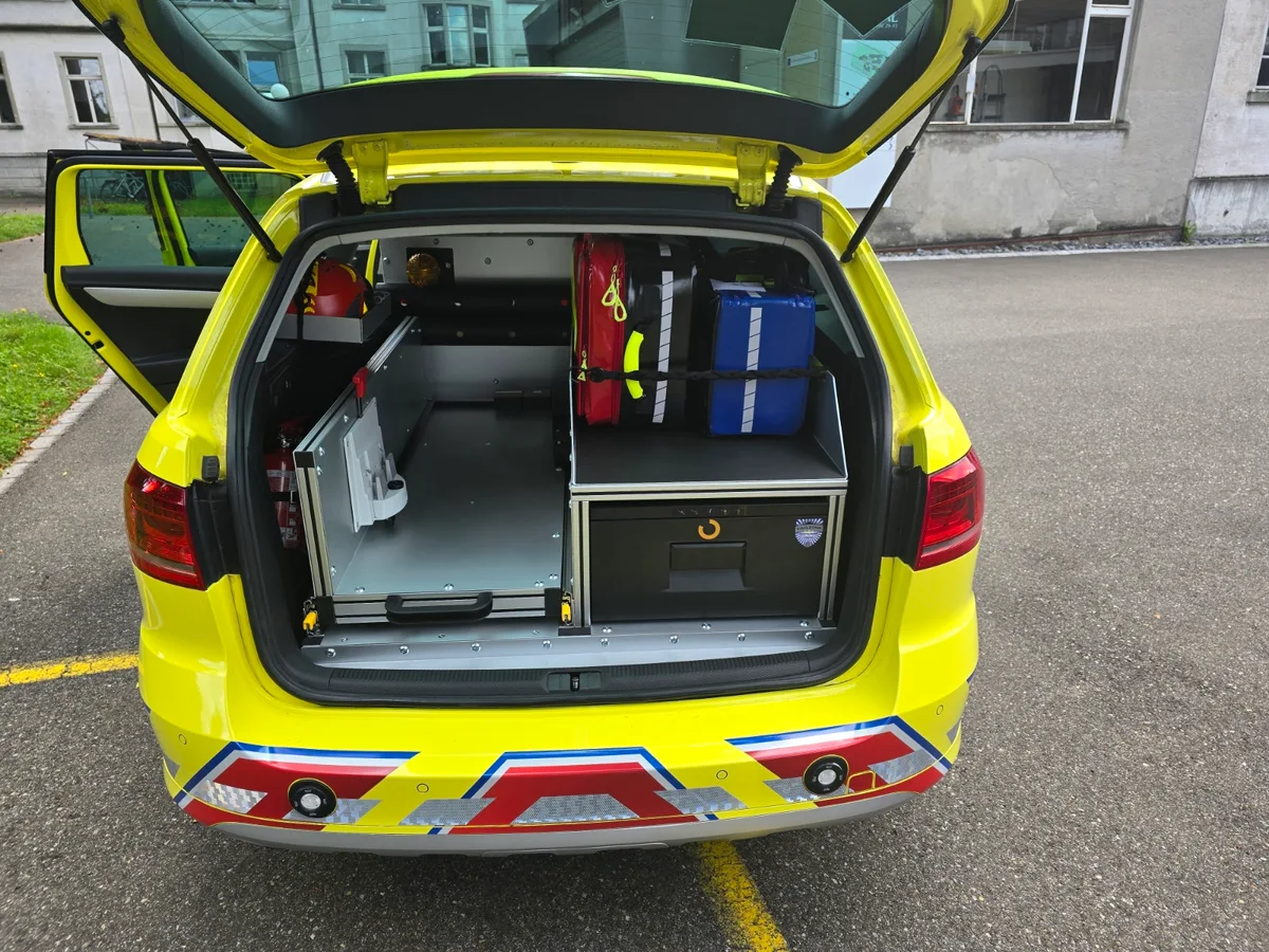 Im – hier noch nicht vollständig beladenen – PFS-Fahrzeug der Regio ist alles Material untergebracht, das es für den Einsatz benötigt. Selbst ein Kühlfach (schwarze Schublade unten rechts) für Medikamente fehlt nicht. Blick in Heck des PFS-Fahrzeugs