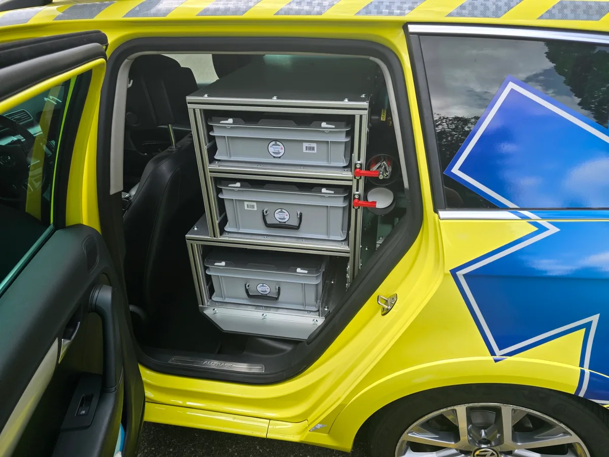 Die Ausrüstung ist übersichtlich und gut zugänglich im Fahrzeug verstaut. Schubladenelemente im Fahrzeug