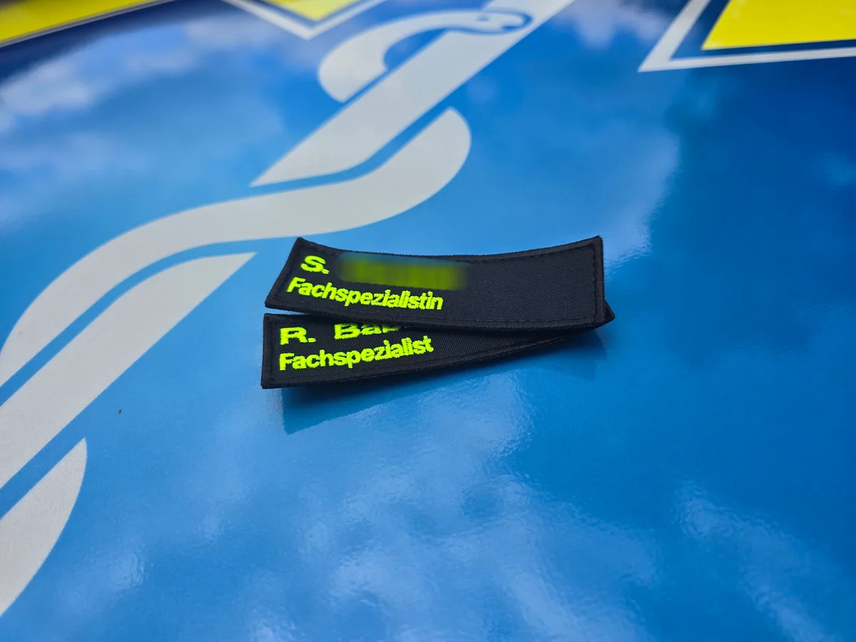 Die PFS tragen auf ihrer Uniform ein Namensschild mit der Funktionsbezeichnung «Fachspezialist». Namensschild «Fachspezialist»
