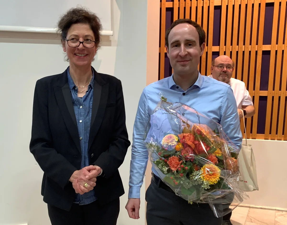 Eine Frau und ein Mann mit Blumenstrauss.