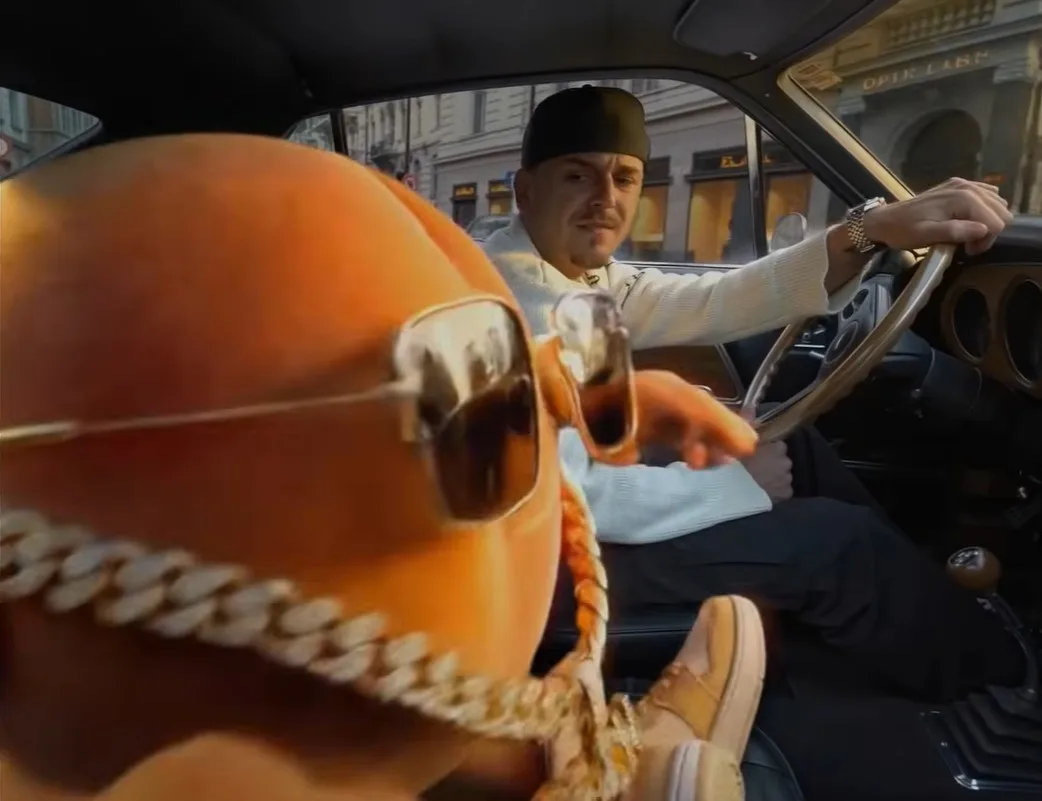 Im KI-generierten Spot fahren Pfirsich und Rapper gemeinsam durch Zürich. Ausschnitte aus dem neuen Werbespot von Rivella mit Rapper EAZ und Pfirsich «Peachy».