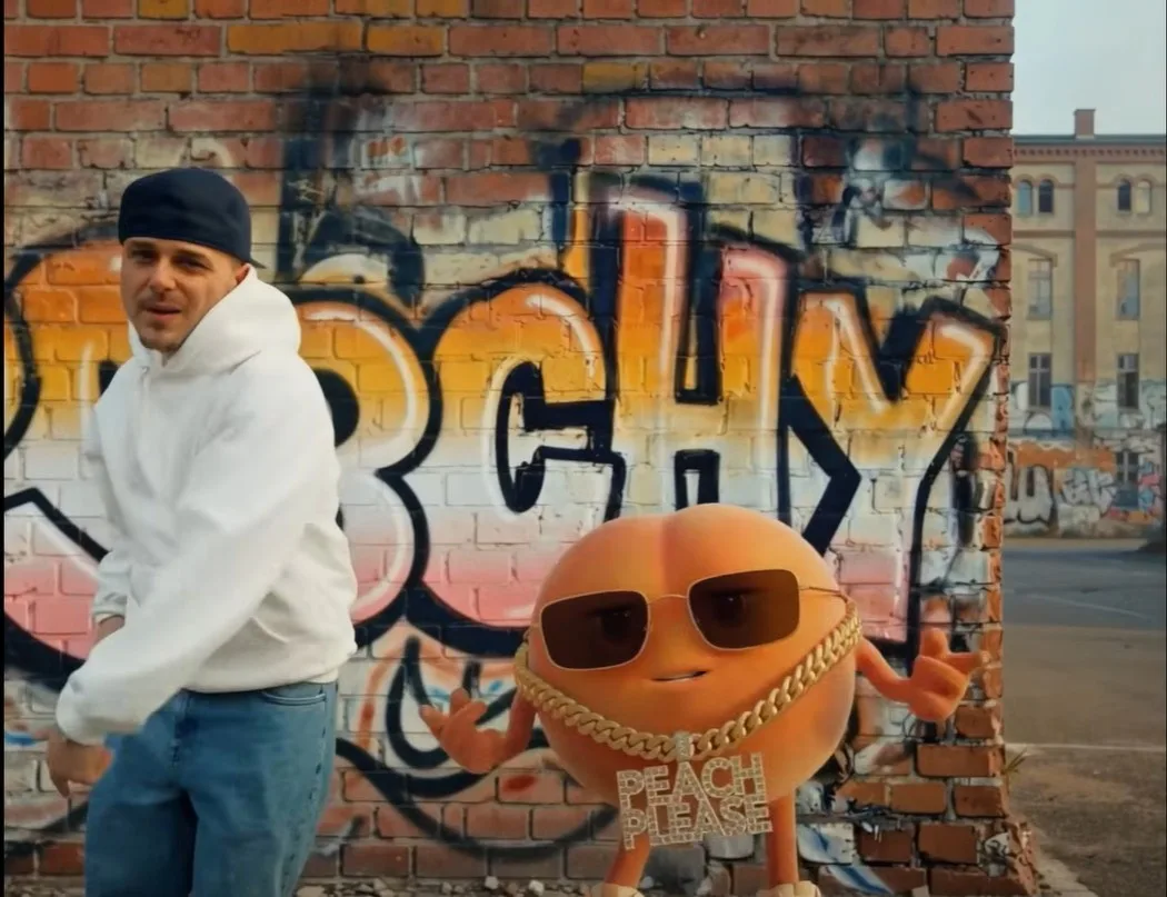 Ausschnitte aus dem neuen Werbespot von Rivella mit Rapper EAZ und Pfirsich Peachie Ausschnitte aus dem neuen Werbespot von Rivella mit Rapper EAZ und Pfirsich Peachie