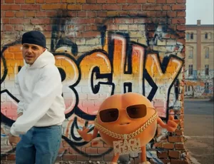 Ausschnitte aus dem neuen Werbespot von Rivella mit Rapper EAZ und Pfirsich Peachie Ausschnitte aus dem neuen Werbespot von Rivella mit Rapper EAZ und Pfirsich Peachie