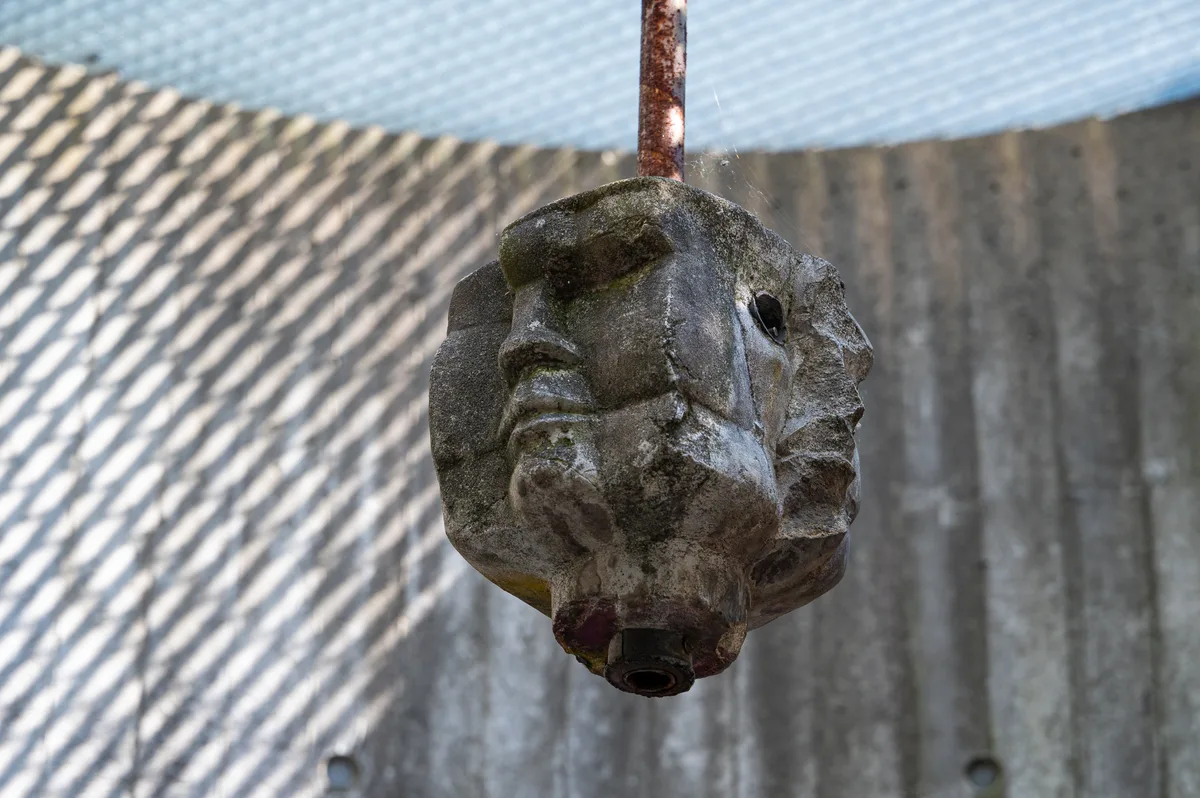 Eine Skulptur aus Stein mit Gesichtern.