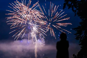 12987353-6 Farbenpracht ja, Knall nein: In Bubikon dürfen bereits ab diesem Sommer keine knallenden Feuerwerkskörper mehr abgefeuert werden.