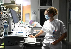 24859548-4 <Die Spitäler im Kanton Zürich ringen um Pflegepersonal. Nun sollen mehr Mitarbeitende fest angestellt werden und temporäre Fachkräfte ablösen.