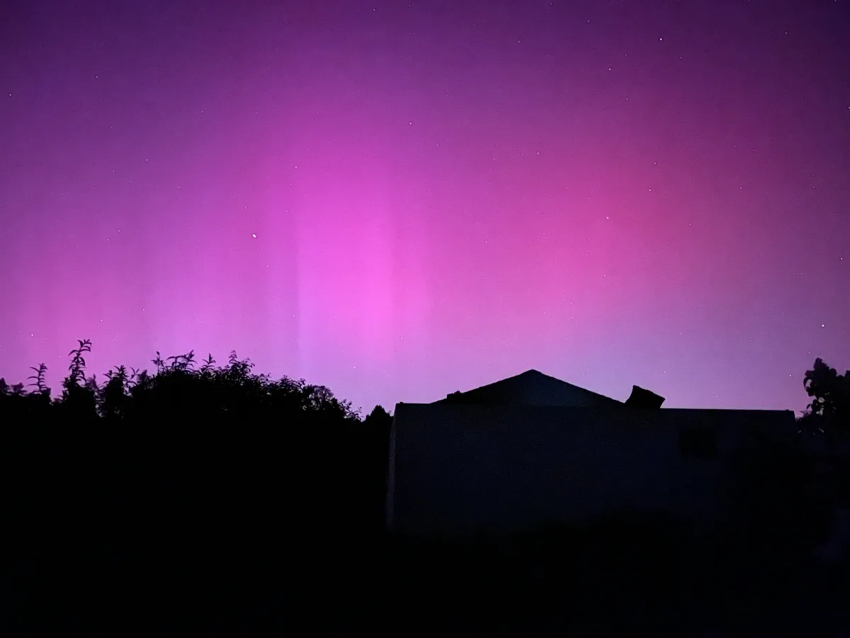 Ein rötlich-violettes Polarlicht ist über Winterthur zu sehen.