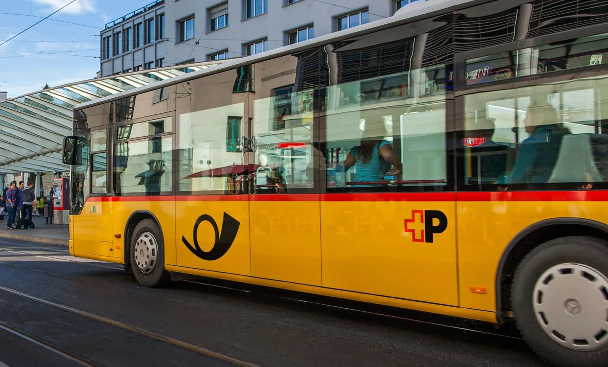 13645511-2 In einem Postauto in Pfäffikon hatte ein Passagier randaliert. (Symbolbild)