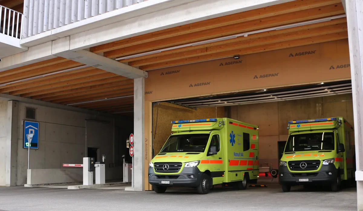 Links geht es ins grosse Empa/Eawag-Parkhaus, in Räumen rechts daneben konnte der Rettungsdienst Uster seinen neuen Dübendorfer Stützpunkt einrichten. Links geht es ins grosse Empa/Eawag-Parkhaus, in Räumen rechts daneben konnte der Rettungsdienst Uster seinen neuen Dübendorfer Stützpunkt einrichten.