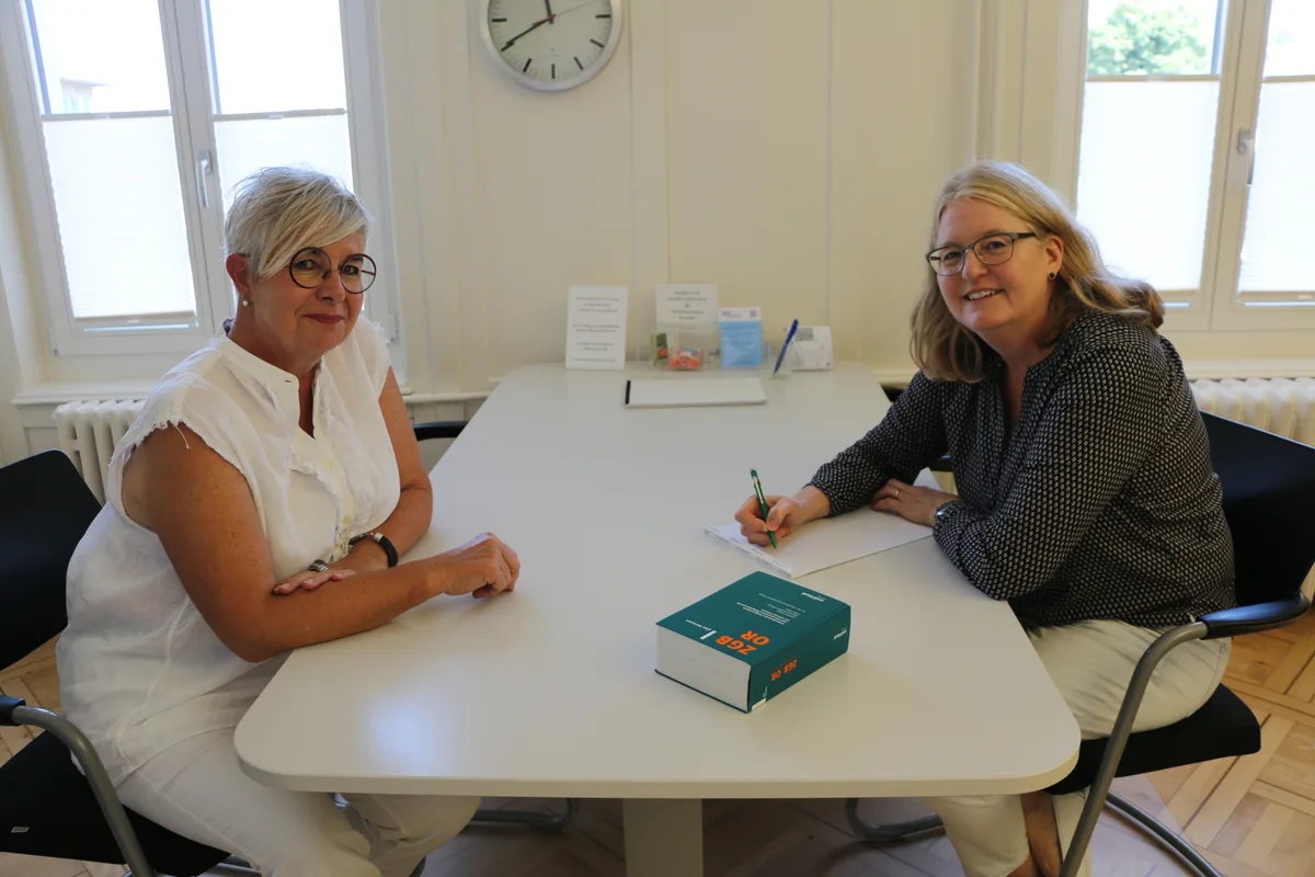 Larissa Egli (rechts) und Karin Maeder-Zuberbühler von der Rechtsauskunftsstelle Zürcher Oberland