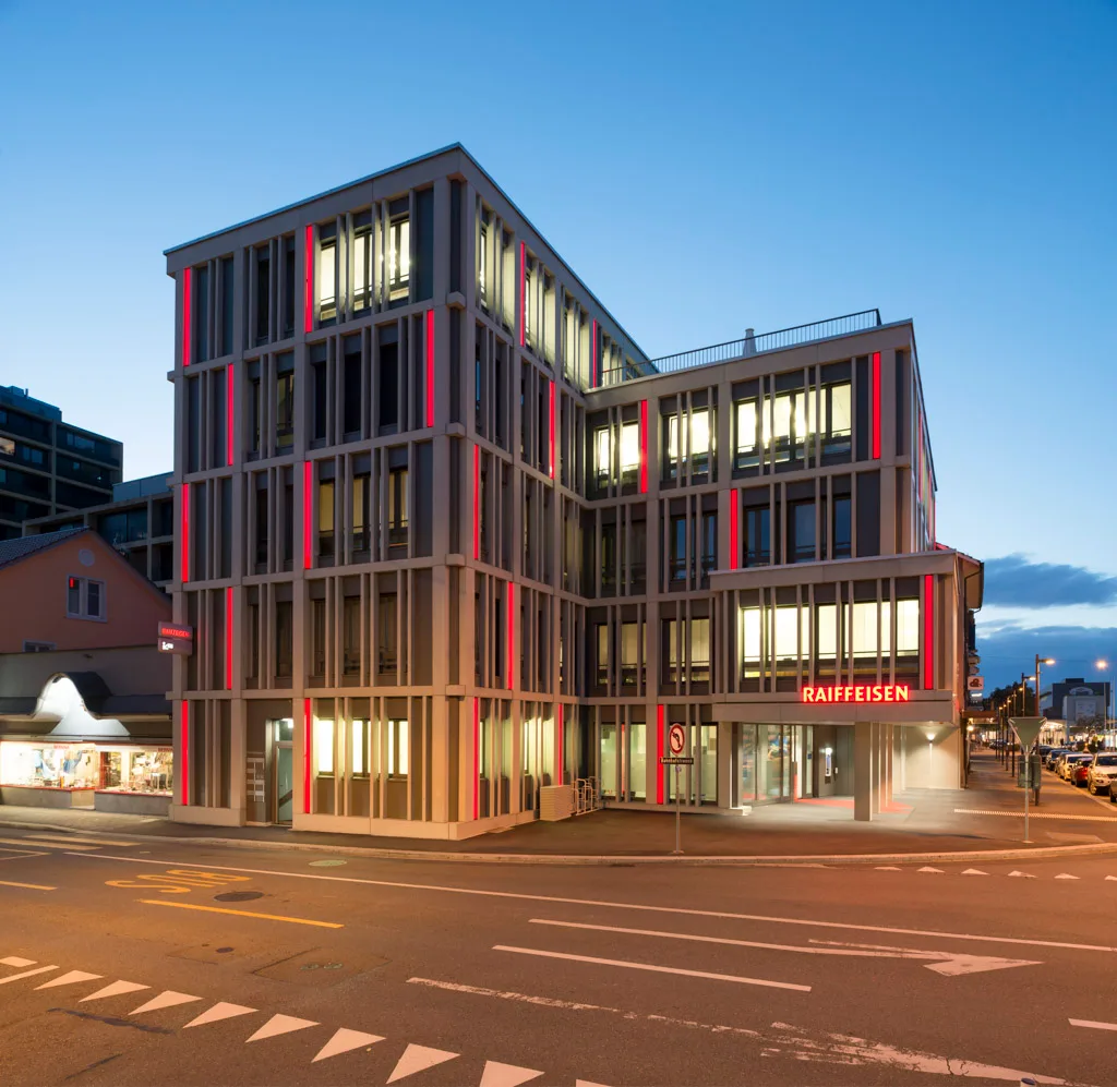 Der Hauptsitz der Raiffeisenbank Zürcher Oberland in Uster. Der Hauptsitz der Raiffeisenbank Zürcher Oberland in Uster.