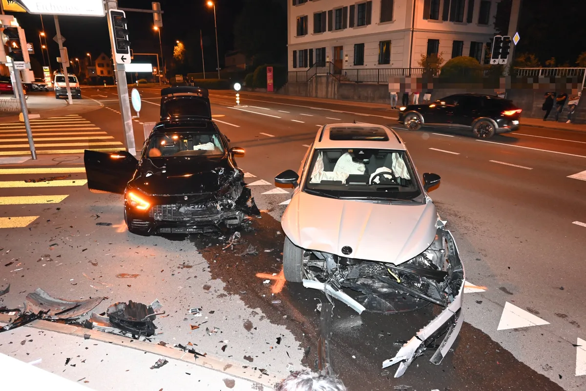 Rapperswil-Jona

Am Samstag (24.06.2023), kurz nach Mitternacht, ist es auf der Kreuzung St.Galler-, Neue Jona-, Eichfeldstrasse zu einer Kollision von zwei Autos gekommen.