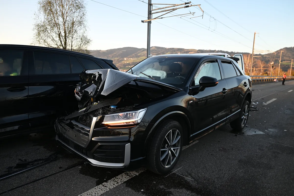Eines der drei Fahrzeuge nach dem Unfall. Der Schaden beläuft sich auf mehrere zehntausend Franken. Ein schwarzer PW, stark beschädigt.
