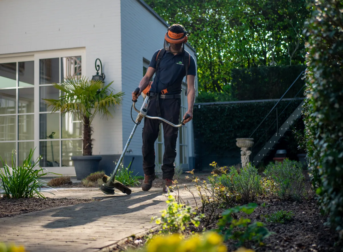 Ein Rasentrimmer im Einsatz – mit schweren Folgen für kleine Tiere.