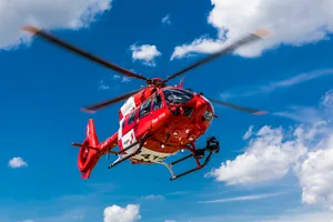 Ein Regahelikopter fliegt am blauen Himmel. Ein Regahelikopter fliegt am blauen Himmel.