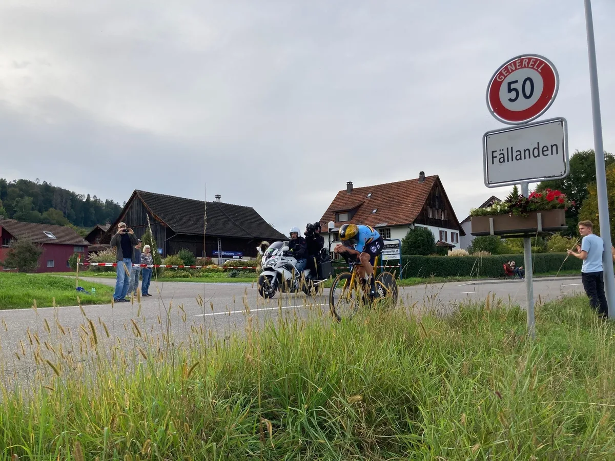 Remco Evenepoel hat das Einzelzeitfahren bei der Rad-Weltmeisterschaft gewonnen. Der Belgier, der bereits bei den Olympischen Spielen in Paris die Goldmedaille in dieser Disziplin gewann, wiederholte somit seinen Erfolg aus dem vergangenen Jahr. Das Zeitfahren führte durch die Glattaler Gemeinden Dübendorf und Fällanden, wo die Einheimische Manuela Letsch am Sonntag dieses Foto geschossen hat. Remco Evenepoel hat das Einzelzeitfahren bei der Rad-Weltmeisterschaft gewonnen. Der Belgier, der bereits bei den Olympischen Spielen in Paris die Goldmedaille in dieser Disziplin gewann, wiederholte somit seinen Erfolg aus dem vergangenen Jahr. Das Zeitfahren führte durch die Glattaler Gemeinden Dübendorf und Fällanden, wo die Einheimische Manuela Letsch am Sonntag dieses Foto geschossen hat.