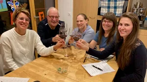 Vorstand Verein «Repair Café Hinwil»
v. l. nach r.: Moni Hagen, Peter Hagen, Stefania Di Rocco, Fränzi Siegenthaler, Sarah Rathgeb Vorstand Verein «Repair Café Hinwil»
v. l. nach r.: Moni Hagen, Peter Hagen, Stefania Di Rocco, Fränzi Siegenthaler, Sarah Rathgeb