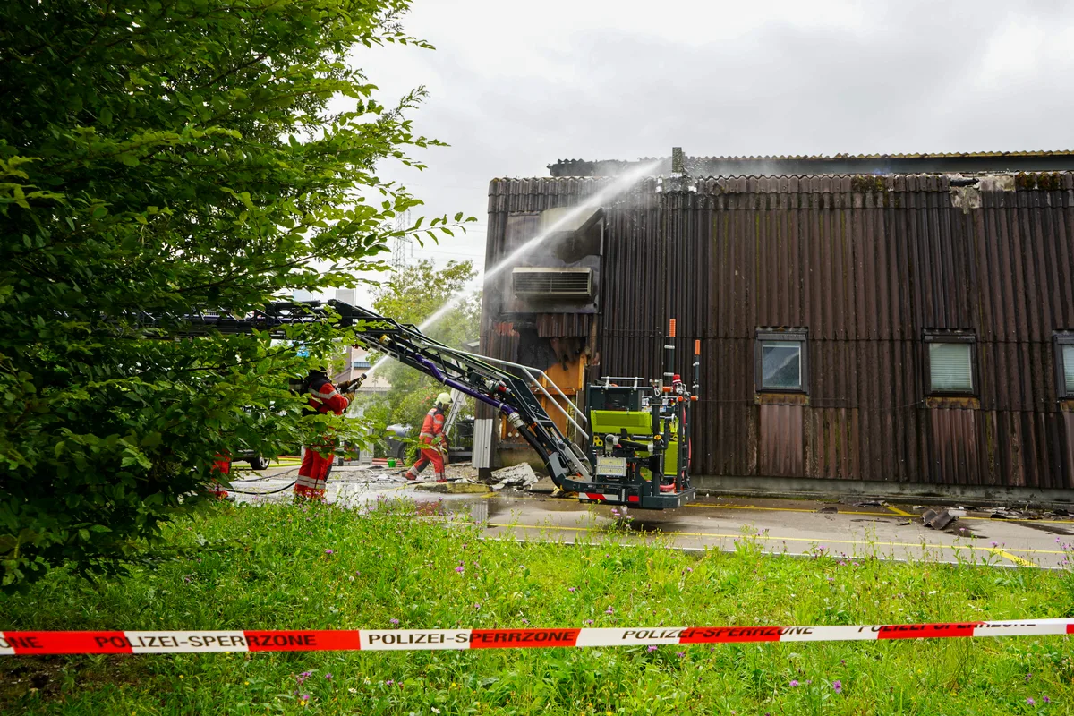 In Dübendorf brach in der Tennishalle am 21. August 2024 ein Feuer aus.