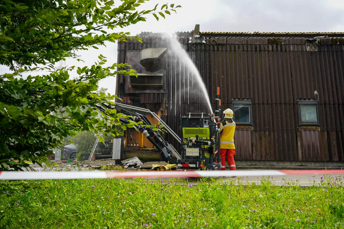 In Dübendorf brach in der Tennishalle am 21. August 2024 ein Feuer aus.