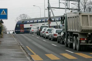 Fährt der Zug, müssen die Autos warten: Bis zu 34 Minuten pro Stunde sind die Schranken in Uster unten. Doch eine Entlastung kommt frühestens 2032. (Archivfoto) Fährt der Zug, müssen die Autos warten: Bis zu 34 Minuten pro Stunde sind die Schranken in Uster unten. Doch eine Entlastung kommt frühestens 2032. (Archivfoto)