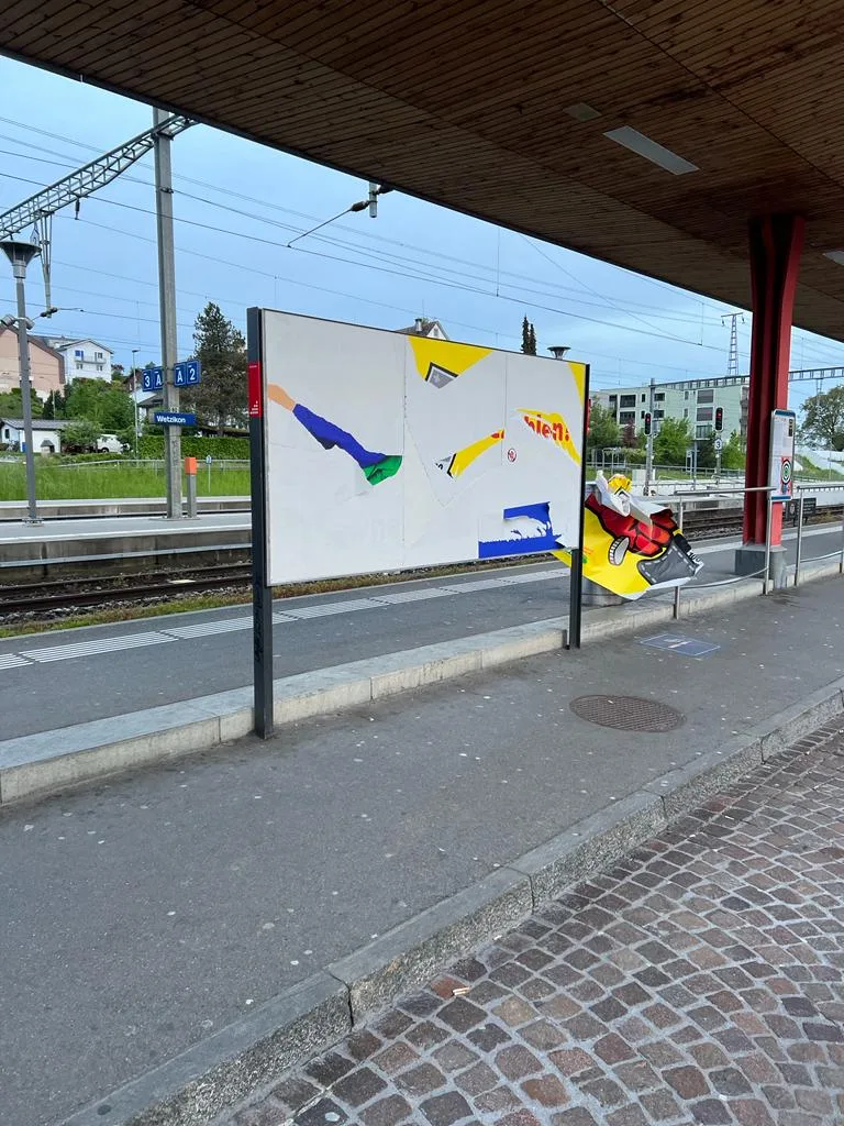 Das Plakat am Bahnhof Wetzikon wurde abgerissen … Impressionen des Plakatvandalismus an den Plakaten der Wetziker SVP
