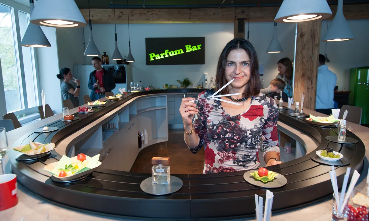 24155078-1 Parfumeurin Aathal